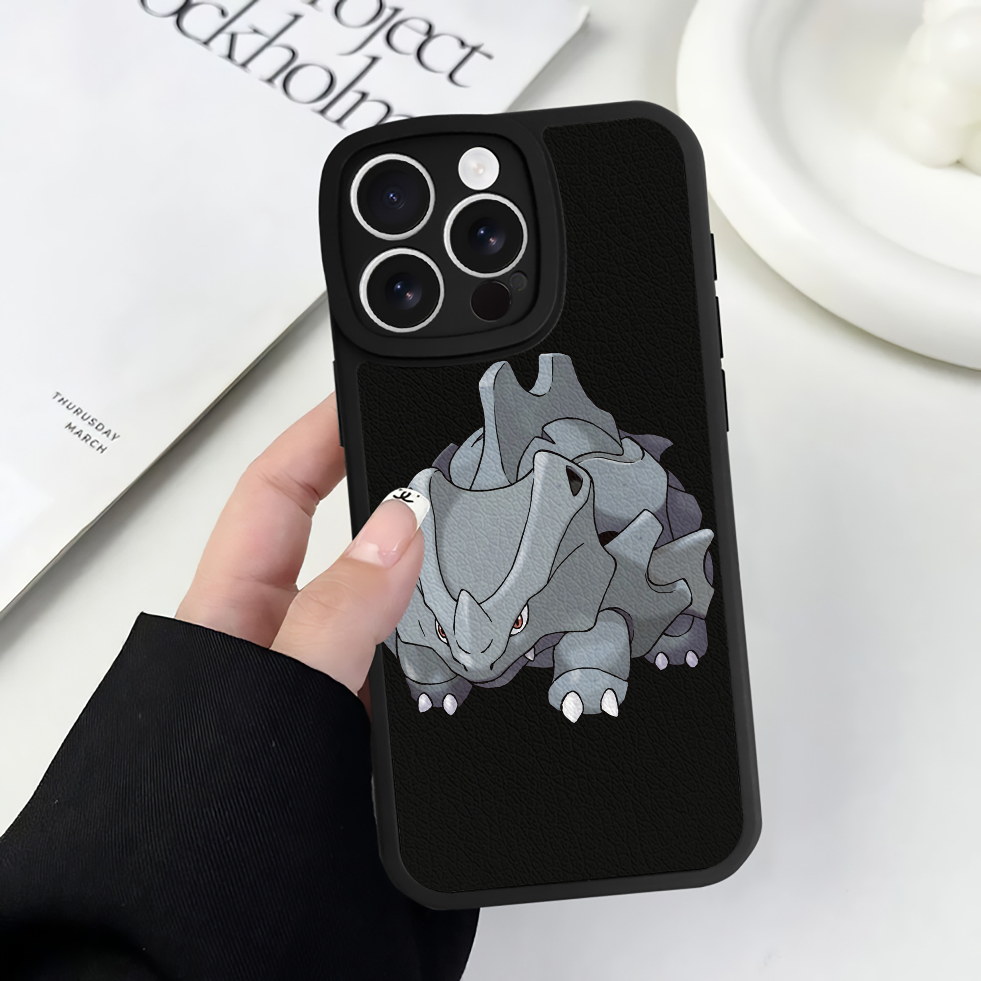 （画像用） ポケットモンスター Pokémon 【iPhone 16シリーズ対応】シリコンスマホケース（レザー調） 材質：シリコン